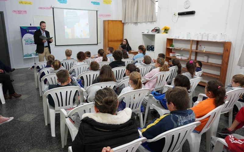 Sicoob Crediauc leva educação financeira para alunos de escolas públicas