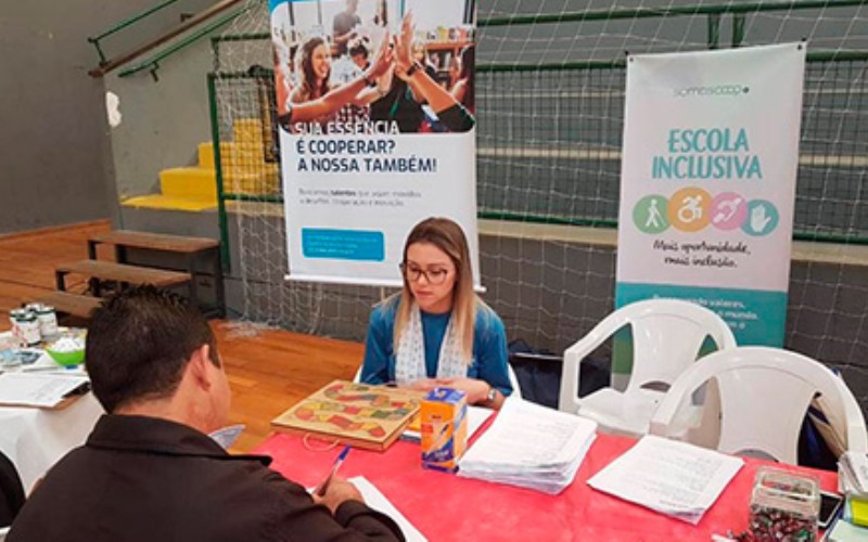 Cooperativas do Ailos participam de feirão de empregos para pessoas com deficiência, em Blumenau (SC)