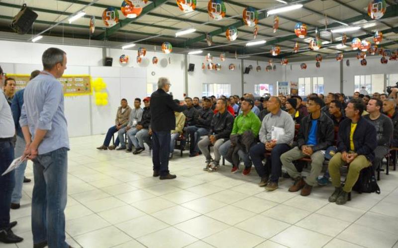 Refugiados venezuelanos são acolhidos em Chapecó – Aurora Alimentos dará empregos ao grupo