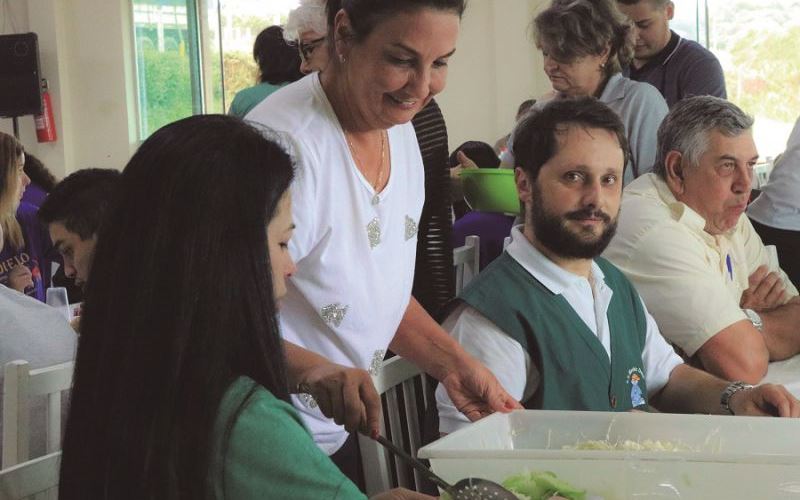 Coocam patrocina confraternização aos alunos da APAE