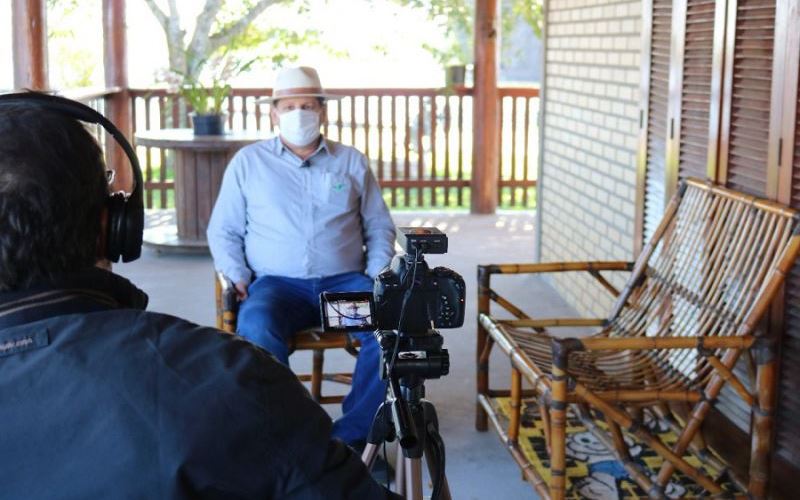 Produtor da Coocam é o entrevistado desta semana no Programa Resenha do Cooperativismo e Agronegócio da Fecoagro