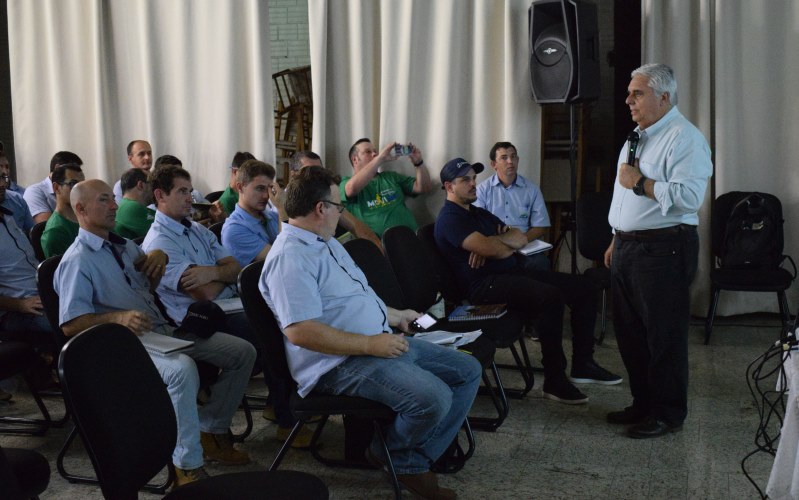 Técnicos de cereais e leite participam de treinamento sobre tendências nas culturas de soja e milho