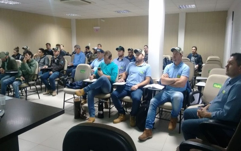 Academia do Leite Cooperitaipu aborda manejo de vacas secas e lactação