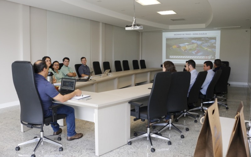 Colaboradores da Copérdia visitam cooperativa no Paraná