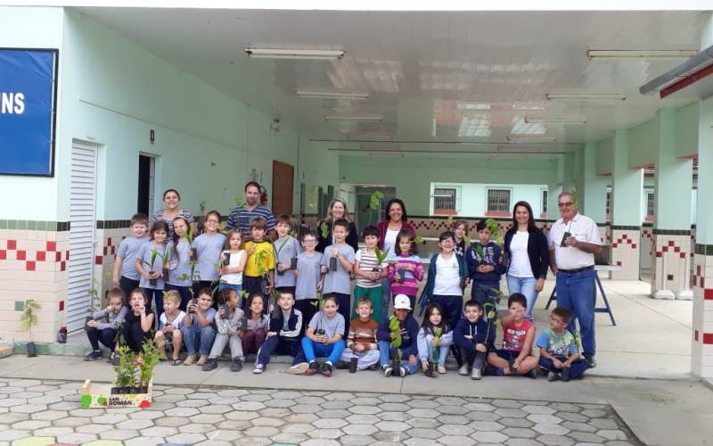 Escolas do Cooperjovem fazem plantio de árvores nativas no Alto Vale do Itajaí