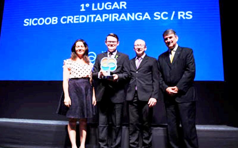 Sescoop homenageia escolas parceiras do Sicoob Creditapiranga no programa Cooperjovem