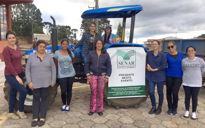 Senar/SC promove curso inédito de operação e manutenção de tratores com mulheres