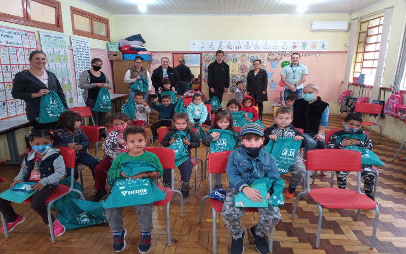 Sicoob Credial realiza contação de história em escola municipal de Campo Novo/RS