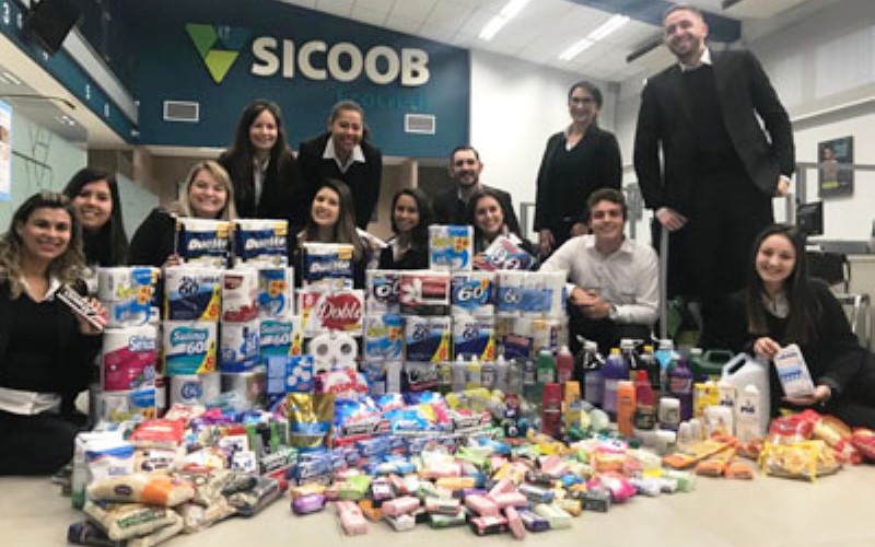 Pedágio do Sicoob Ecocredi enche carrinhos de cooperação e solidariedade