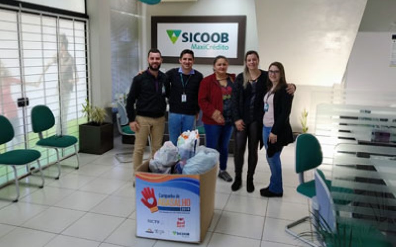 Sicoob MaxiCrédito arrecada mais de 20 mil peças na campanha do agasalho 2019