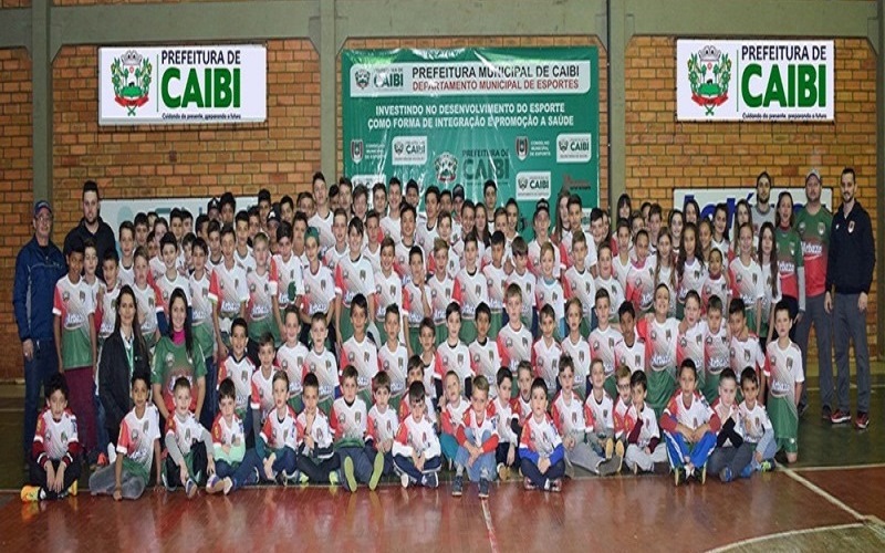 Atletas de futsal de Caibi recebem apoio da Sicoob Oestecredi