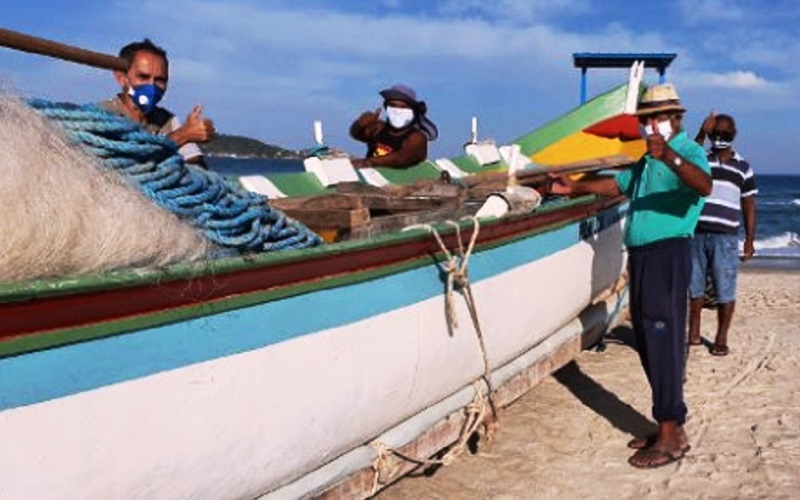 Com medidas de proteção, pescadores aguardam os cardumes para a pesca da tainha