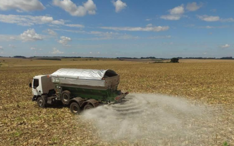 Adubação a lanço não ajuda na produtividade da soja e desperdiça o Fósforo