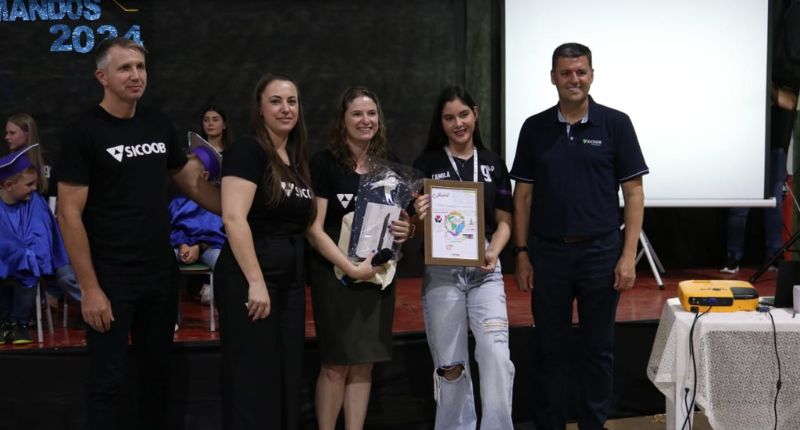 Sicoob Creditaipu celebra conquista de aluna na etapa regional do Concurso Cultural 2024